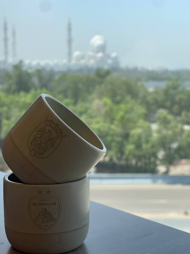 نحت شعار على كوب سراميك