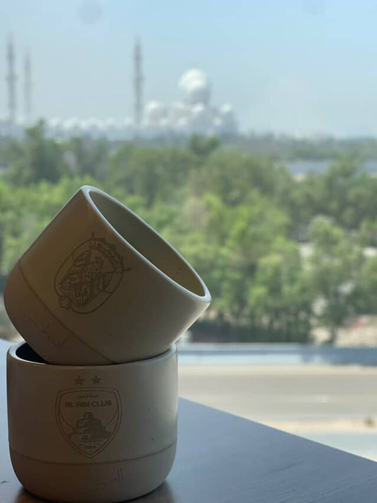 نحت شعار على كوب سراميك